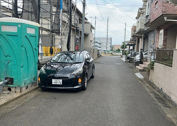 【前面道路含む現地写真_2】お持ちの車種によっては前面道路が広い方が便利でしょう。しかし、前面道路が広ければその分交通量が多くなるため、騒音などが気になる場合があります。実際に現地を見学し、周辺交通量や騒音などを確認しましょう!