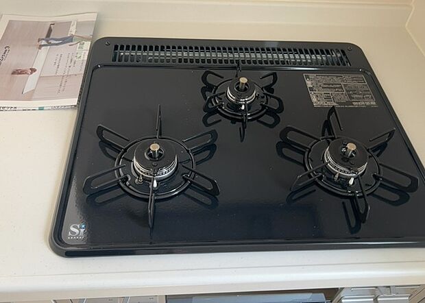 【キッチンコンロ】キッチンコンロは、料理の質を大きく左右する重要な設備です。火力調整のしやすさ、グリル機能の有無、安全装置の充実度など、選ぶポイントがたくさんあります。特に、IHクッキングヒーターは、お手入れのしやすさや安全性が高く、近年人気が高まっています。