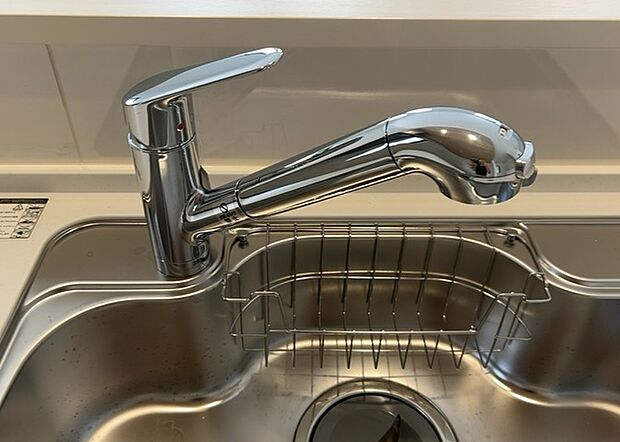 【キッチン水栓】キッチン水栓は、毎日必ず使うものだからこそ、使いやすさが重要です。シャワーヘッドの切り替えがスムーズか、吐水量が調節できるか、水しぶきが飛び散りにくい構造か、浄水機能が付いているかなど、日々の家事を快適にするための機能が数多くあります。また、デザインも多種多様なので、キッチン全体の雰囲気に合わせたものを選ぶことができます。