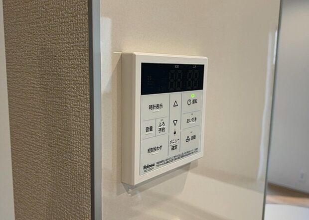 【給湯器リモコン】給湯器リモコンは、お風呂の温度設定やタイマー設定など、お風呂を快適に楽しむために欠かせないものです。液晶画面が大きく見やすいもの、操作ボタンが分かりやすいものなど、使いやすさが重要です。また、エコ機能が付いているものなら、光熱費の節約にもつながります。