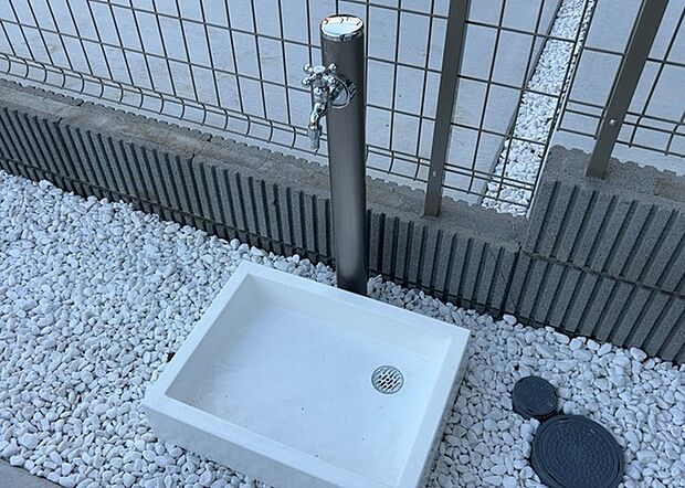 【外水栓】外水栓は、庭の水やりや洗車など、様々な用途に使える便利な設備です。ホースがしっかりと接続できるもの、水圧が安定しているものなど、使い勝手の良いものを選びましょう。また、凍結防止機能が付いているものなら、冬場でも安心して使用できます。