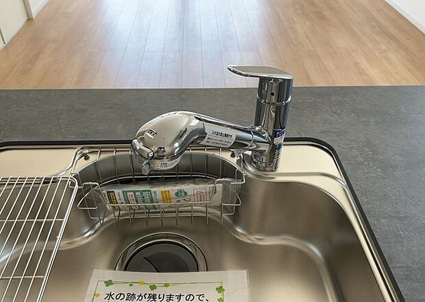 【キッチン水栓】キッチン水栓は、毎日必ず使うものだからこそ、使いやすさが重要です。シャワーヘッドの切り替えがスムーズか、吐水量が調節できるか、水しぶきが飛び散りにくい構造か、浄水機能が付いているかなど、日々の家事を快適にするための機能が数多くあります。また、デザインも多種多様なので、キッチン全体の雰囲気に合わせたものを選ぶことができます。