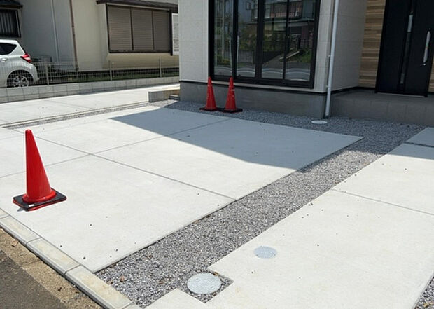 【駐車場】駐車場と明記されていても、最小スペースでつくられた駐車場だと大型車は駐車できなかったり、出入りしにくくなったりする可能性があります。お車のサイズと購入したい物件の駐車場のサイズを現地で確認しましょう。