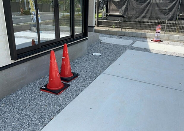【庭】庭があることでガーデニングや家庭菜園はもちろん、こどもの遊び場やペットを放して遊ぶことができます。また、家の周囲に余裕があるということです。隣地との間があれば、十分な日当たりと、風通しが確保できます。