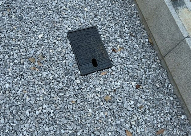 【その他設備】敷地内には、散水栓や立水栓があります。水道水を直接利用できるため、水を運ぶ手間を省くことが出来ます。大量の水を必要とする洗車作業や清掃などに役立ちます。その他設備とあわせて、現地でご確認ください。
