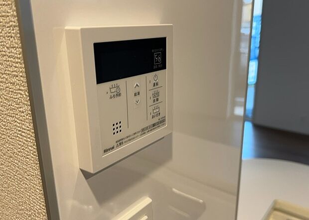 【給湯器リモコン】給湯器リモコンは、お風呂の温度設定やタイマー設定など、お風呂を快適に楽しむために欠かせないものです。液晶画面が大きく見やすいもの、操作ボタンが分かりやすいものなど、使いやすさが重要です。また、エコ機能が付いているものなら、光熱費の節約にもつながります。