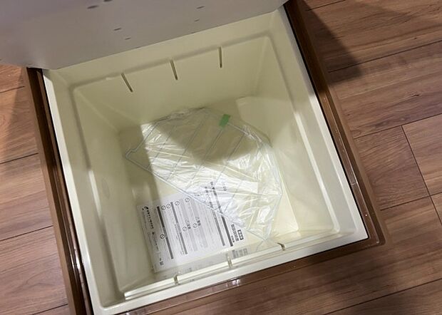 【キッチン床下収納】キッチン床下収納は、調理器具や食器などをスッキリと収納できる便利なスペースです。収納量が多いもの、引き出しがスムーズに開閉するものなど、使い勝手の良いものを選ぶことが大切です。また、湿気がこもりやすい場所なので、通気性の良いものを選ぶこともおすすめです。