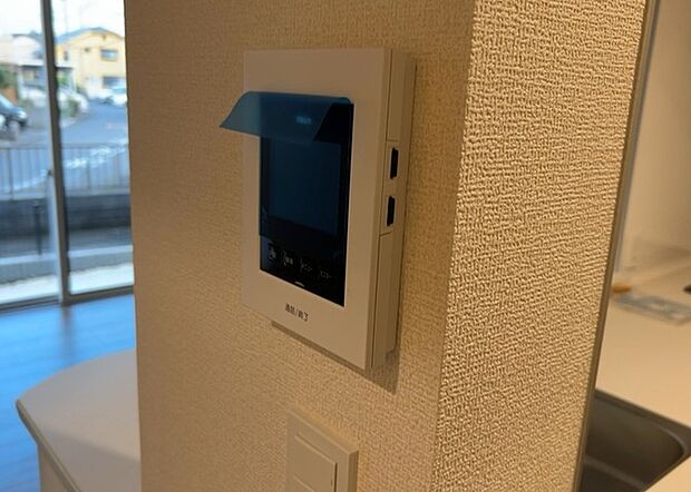 【TVモニター付きインターホン】TVモニター付きインターホンは、来訪者の顔を確認できるだけでなく、音声でやり取りすることもできるため、セキュリティ面で安心できる設備です。モニター画面が大きく見やすいもの、夜間でも来訪者をしっかりと確認できるものなど、機能性を重視したいところです。