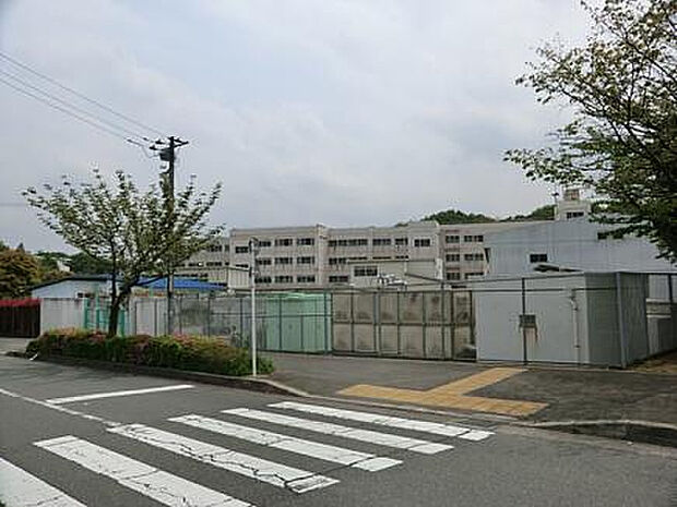小山田中学校(約1,835m)