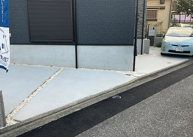 【駐車場】駐車場と明記されていても、最小スペースでつくられた駐車場だと大型車は駐車できなかったり、出入りしにくくなったりする可能性があります。お車のサイズと購入したい物件の駐車場のサイズを現地で確認しましょう。