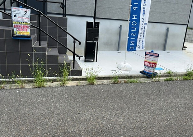 【前面道路含む現地写真_2】お持ちの車種によっては前面道路が広い方が便利でしょう。しかし、前面道路が広ければその分交通量が多くなるため、騒音などが気になる場合があります。実際に現地を見学し、周辺交通量や騒音などを確認しましょう!