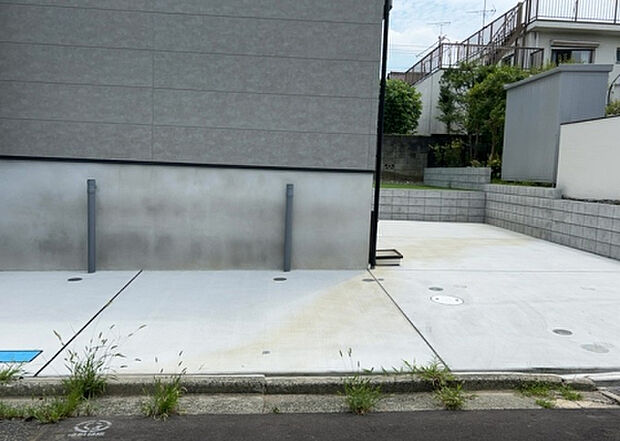 【駐車場】駐車場と明記されていても、最小スペースでつくられた駐車場だと大型車は駐車できなかったり、出入りしにくくなったりする可能性があります。お車のサイズと購入したい物件の駐車場のサイズを現地で確認しましょう。
