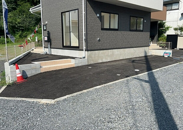 【前面道路含む現地写真_2】お持ちの車種によっては前面道路が広い方が便利でしょう。しかし、前面道路が広ければその分交通量が多くなるため、騒音などが気になる場合があります。実際に現地を見学し、周辺交通量や騒音などを確認しましょう!