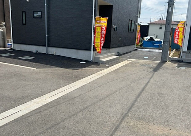 【前面道路含む現地写真_2】お持ちの車種によっては前面道路が広い方が便利でしょう。しかし、前面道路が広ければその分交通量が多くなるため、騒音などが気になる場合があります。実際に現地を見学し、周辺交通量や騒音などを確認しましょう!