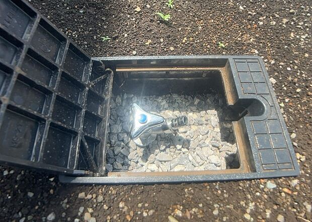 【外水栓】外水栓は、庭の水やりや洗車など、様々な用途に使える便利な設備です。ホースがしっかりと接続できるもの、水圧が安定しているものなど、使い勝手の良いものを選びましょう。また、凍結防止機能が付いているものなら、冬場でも安心して使用できます。