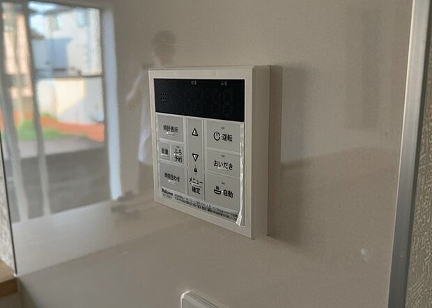 【給湯器リモコン】給湯器リモコンは、お風呂の温度設定やタイマー設定など、お風呂を快適に楽しむために欠かせないものです。液晶画面が大きく見やすいもの、操作ボタンが分かりやすいものなど、使いやすさが重要です。また、エコ機能が付いているものなら、光熱費の節約にもつながります。