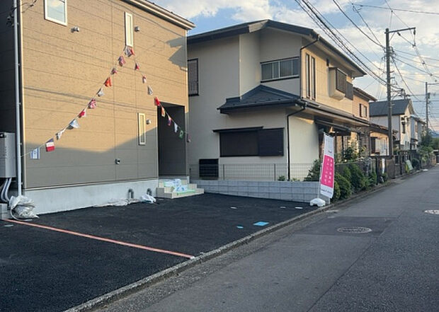 【前面道路含む現地写真_2】お持ちの車種によっては前面道路が広い方が便利でしょう。しかし、前面道路が広ければその分交通量が多くなるため、騒音などが気になる場合があります。実際に現地を見学し、周辺交通量や騒音などを確認しましょう!