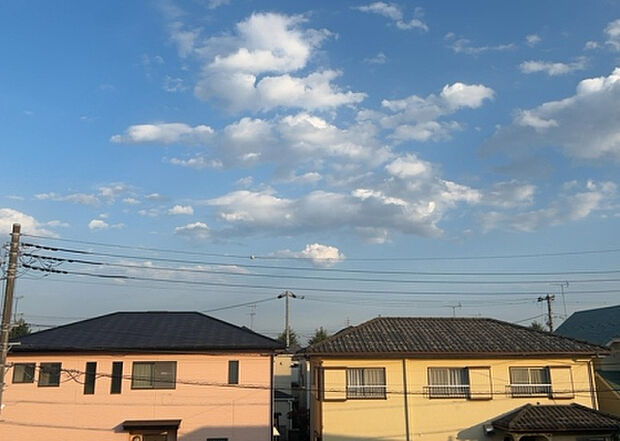 【物件からの展望】眺望を気にして物件を探す場合、前面に建物が建っていないか現地で確認しましょう!前面に建物があると景色はもちろん、日当たりや風通しにも影響が出てきます。住んだ時のことを想像しながら現地見学をしましょう。