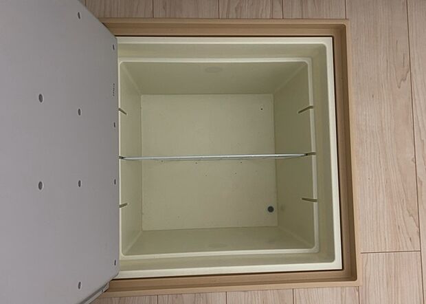 【キッチン床下収納】キッチン床下収納は、調理器具や食器などをスッキリと収納できる便利なスペースです。収納量が多いもの、引き出しがスムーズに開閉するものなど、使い勝手の良いものを選ぶことが大切です。また、湿気がこもりやすい場所なので、通気性の良いものを選ぶこともおすすめです。