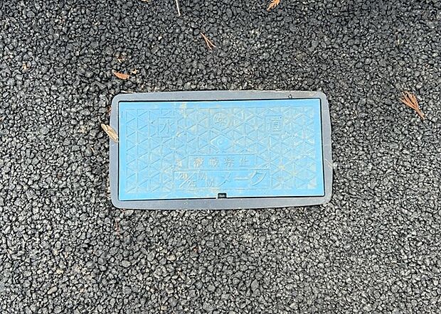 【外水栓】外水栓は、庭の水やりや洗車など、様々な用途に使える便利な設備です。ホースがしっかりと接続できるもの、水圧が安定しているものなど、使い勝手の良いものを選びましょう。また、凍結防止機能が付いているものなら、冬場でも安心して使用できます。