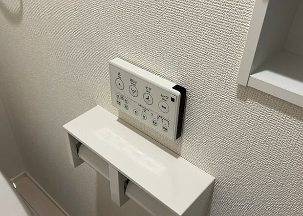 【ウォシュレット(リモコン)】ウォシュレットは、衛生面だけでなく、快適性も向上させる便利な設備です。洗浄機能の種類や水温調節機能など、様々な機能が付いたものが多くあります。リモコンも、操作が簡単で、使いやすいものを選びましょう。