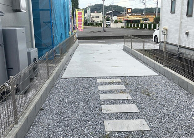 【駐車場】駐車場と明記されていても、最小スペースでつくられた駐車場だと大型車は駐車できなかったり、出入りしにくくなったりする可能性があります。お車のサイズと購入したい物件の駐車場のサイズを現地で確認しましょう。