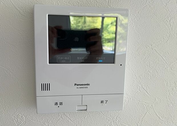 【TVモニター付きインターホン】TVモニター付きインターホンは、来訪者の顔を確認できるだけでなく、音声でやり取りすることもできるため、セキュリティ面で安心できる設備です。モニター画面が大きく見やすいもの、夜間でも来訪者をしっかりと確認できるものなど、機能性を重視したいところです。