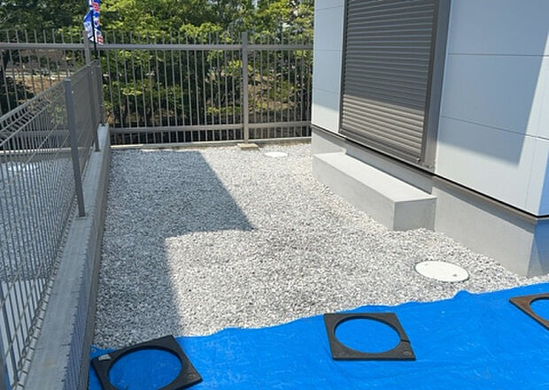 【庭】庭があることでガーデニングや家庭菜園はもちろん、こどもの遊び場やペットを放して遊ぶことができます。また、家の周囲に余裕があるということです。隣地との間があれば、十分な日当たりと、風通しが確保できます。