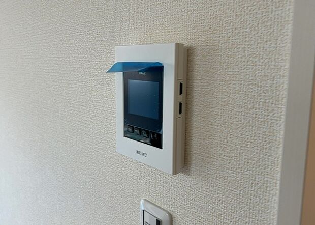 【TVモニター付きインターホン】TVモニター付きインターホンは、来訪者の顔を確認できるだけでなく、音声でやり取りすることもできるため、セキュリティ面で安心できる設備です。モニター画面が大きく見やすいもの、夜間でも来訪者をしっかりと確認できるものなど、機能性を重視したいところです。