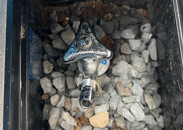 【外水栓】外水栓は、庭の水やりや洗車など、様々な用途に使える便利な設備です。ホースがしっかりと接続できるもの、水圧が安定しているものなど、使い勝手の良いものを選びましょう。また、凍結防止機能が付いているものなら、冬場でも安心して使用できます。