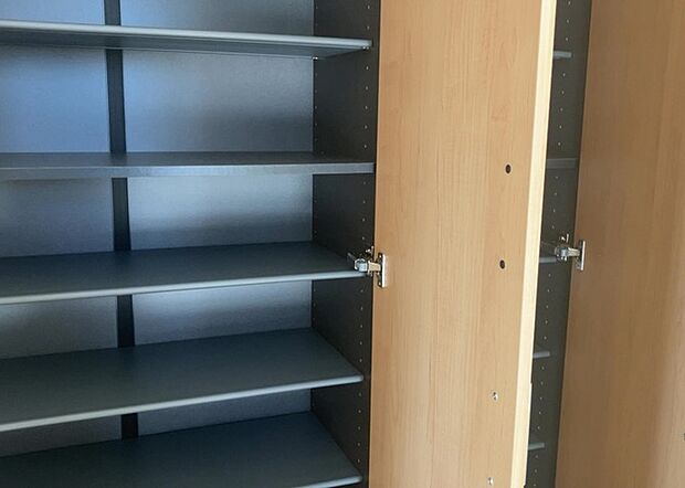 【玄関収納】玄関収納は、靴や傘、コートなどをスッキリと収納できるだけでなく、来客時に見せる顔となるため、家の顔とも言えます。収納量だけでなく、デザイン性も重視したいところです。ミラー付きの収納であれば、外出前の身だしなみチェックにも便利です。