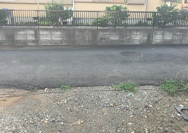 【前面道路含む現地写真_2】お持ちの車種によっては前面道路が広い方が便利でしょう。しかし、前面道路が広ければその分交通量が多くなるため、騒音などが気になる場合があります。実際に現地を見学し、周辺交通量や騒音などを確認しましょう!