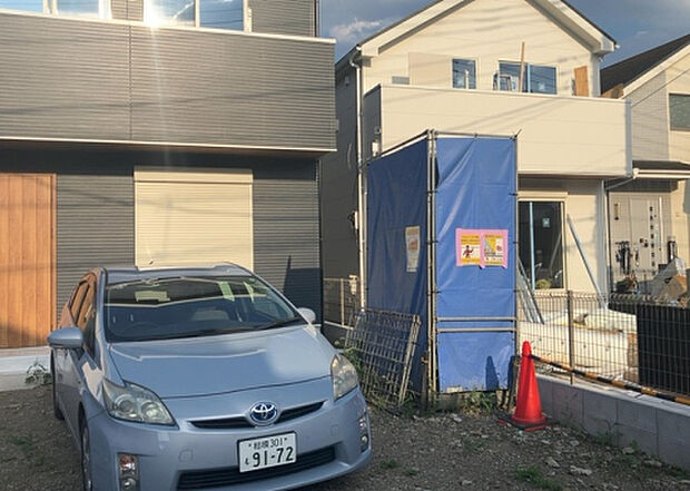 【駐車場】駐車場と明記されていても、最小スペースでつくられた駐車場だと大型車は駐車できなかったり、出入りしにくくなったりする可能性があります。お車のサイズと購入したい物件の駐車場のサイズを現地で確認しましょう。