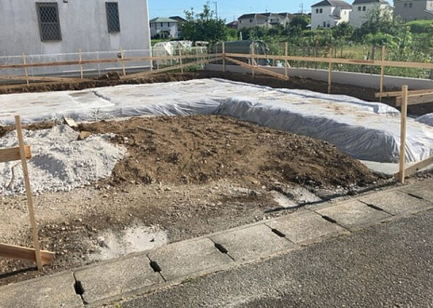 【その他設備】敷地内には、散水栓や立水栓があります。水道水を直接利用できるため、水を運ぶ手間を省くことが出来ます。大量の水を必要とする洗車作業や清掃などに役立ちます。その他設備とあわせて、現地でご確認ください。