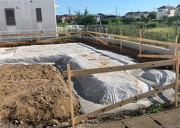 【外観_3】現地に行くなら、物件の周囲の地形がどうなっているかを見ることも大切です。周辺より低くなっている土地では、大雨などで水が集まりやすいため、地盤が弱くなっているということも考えられるため、注意が必要です。