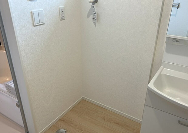 【ランドリースペース】ランドリースペースも気になります。洗濯機置場があり「洗う、干す、取り込む、アイロンがけ、たたむ」など、洗濯に関する家事をするための空間です。広さや収納など付帯設備も含めて、詳細は現地でご確認ください。