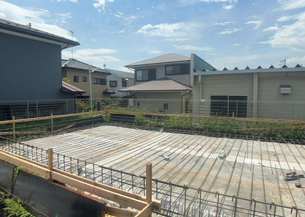 【庭_2】庭のある家に住むことのメリットとして、子どもたちの遊び場を確保できること、ガーデニングや家庭菜園を楽しめること、明るさを確保できることがあります。また、配置を工夫することでプライバシーが確保できます。