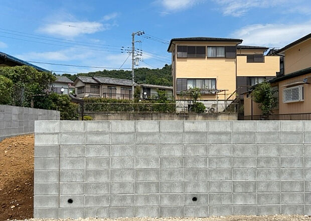 【構造・工法・仕様_2】ベタ基礎とは、柱の位置に関係なく全体に基礎がある事を指し、面積が大きい分建物の重さを全体に分散できます。また、地面からの湿気や害虫を遮断でき、木造住宅で心配されるシロアリ被害を防ぐ効果も期待できます。