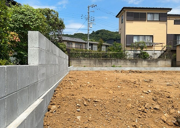 【玄関】玄関は家の顔でもあり、家族以外の目にも止まる場所です。玄関は外との間を仕切る扉、靴などをしまっておく収納スペース、靴脱ぎのたたきスペース、来客とのやり取りをするドアホンなど複数のアイテムからなります。