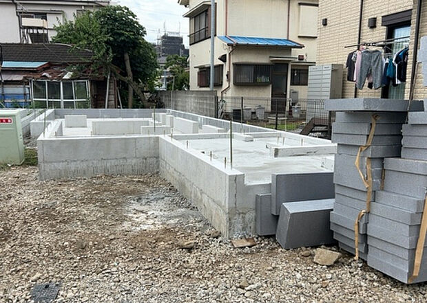 【玄関_2】玄関は、狭すぎると複数人で使いにくく、広すぎても無駄な空間になりがちです。最低2畳を目安にして、家の広さとの兼ね合いや家族の人数を考慮して決めるとよいでしょう。現地を見学して快適な玄関を選びましょう!