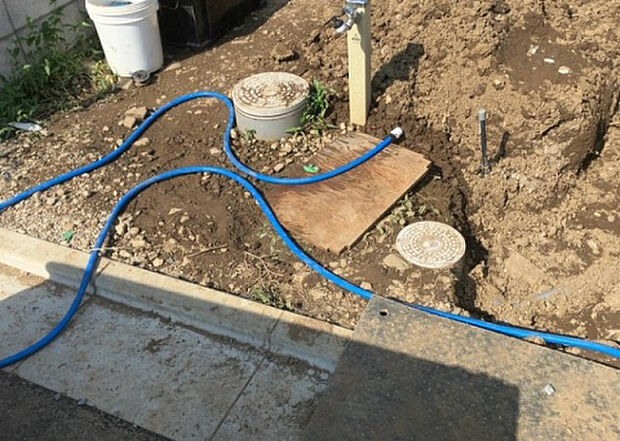 【その他設備】敷地内には、散水栓や立水栓があります。水道水を直接利用できるため、水を運ぶ手間を省くことが出来ます。大量の水を必要とする洗車作業や清掃などに役立ちます。その他設備とあわせて、現地でご確認ください。