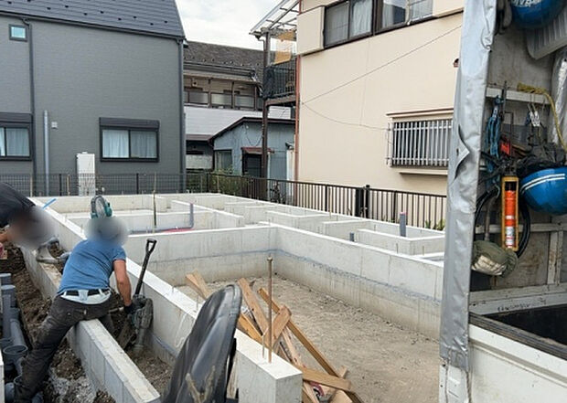 【外観_3】現地に行くなら、物件の周囲の地形がどうなっているかを見ることも大切です。周辺より低くなっている土地では、大雨などで水が集まりやすいため、地盤が弱くなっているということも考えられるため、注意が必要です。