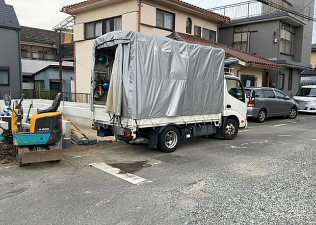 【前面道路含む現地写真_2】前面道路の幅員や歩道の有無、近隣の建物との距離感などは、実際の生活の利便性や安全性に大きく影響します。複数のアングルから前面道路の状況を確認することで、より具体的に生活イメージを描けます。