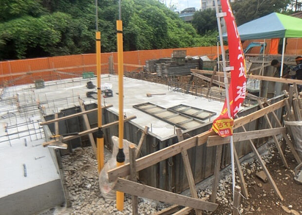 【庭_2】庭のある家に住むことのメリットとして、子どもたちの遊び場を確保できること、ガーデニングや家庭菜園を楽しめること、明るさを確保できることがあります。また、配置を工夫することでプライバシーが確保できます。