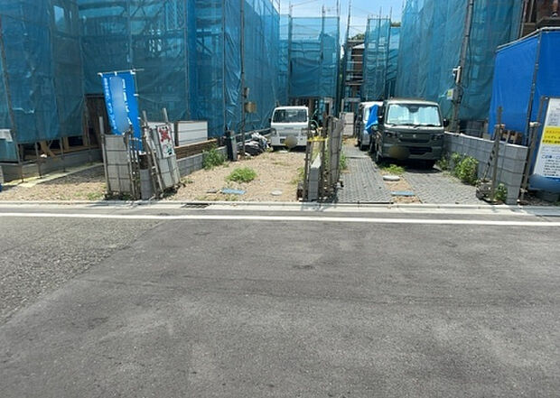 【前面道路含む現地写真_2】前面道路の幅員や歩道の有無、近隣の建物との距離感などは、実際の生活の利便性や安全性に大きく影響します。複数のアングルから前面道路の状況を確認することで、より具体的に生活イメージを描けます。