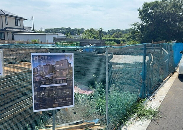 【外観_3】現地に行くなら、物件の周囲の地形がどうなっているかを見ることも大切です。周辺より低くなっている土地では、大雨などで水が集まりやすいため、地盤が弱くなっているということも考えられるため、注意が必要です。