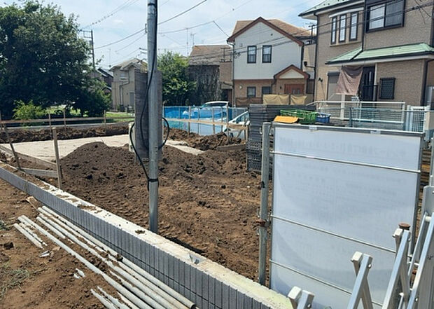 【玄関】玄関は家の顔でもあり、家族以外の目にも止まる場所です。玄関は外との間を仕切る扉、靴などをしまっておく収納スペース、靴脱ぎのたたきスペース、来客とのやり取りをするドアホンなど複数のアイテムからなります。