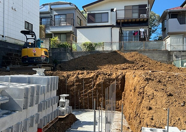 【庭】庭があることでガーデニングや家庭菜園はもちろん、こどもの遊び場やペットを放して遊ぶことができます。また、家の周囲に余裕があるということです。隣地との間があれば、十分な日当たりと、風通しが確保できます。