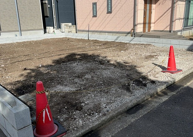 【庭】庭があることでガーデニングや家庭菜園はもちろん、こどもの遊び場やペットを放して遊ぶことができます。また、家の周囲に余裕があるということです。隣地との間があれば、十分な日当たりと、風通しが確保できます。