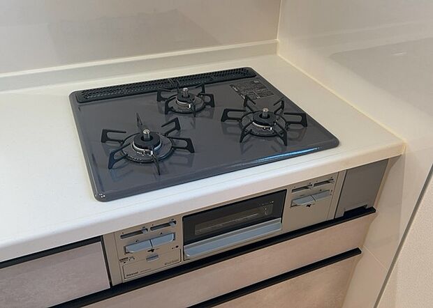 【キッチンコンロ】キッチンコンロは、料理の質を大きく左右する重要な設備です。火力調整のしやすさ、グリル機能の有無、安全装置の充実度など、選ぶポイントがたくさんあります。特に、IHクッキングヒーターは、お手入れのしやすさや安全性が高く、近年人気が高まっています。